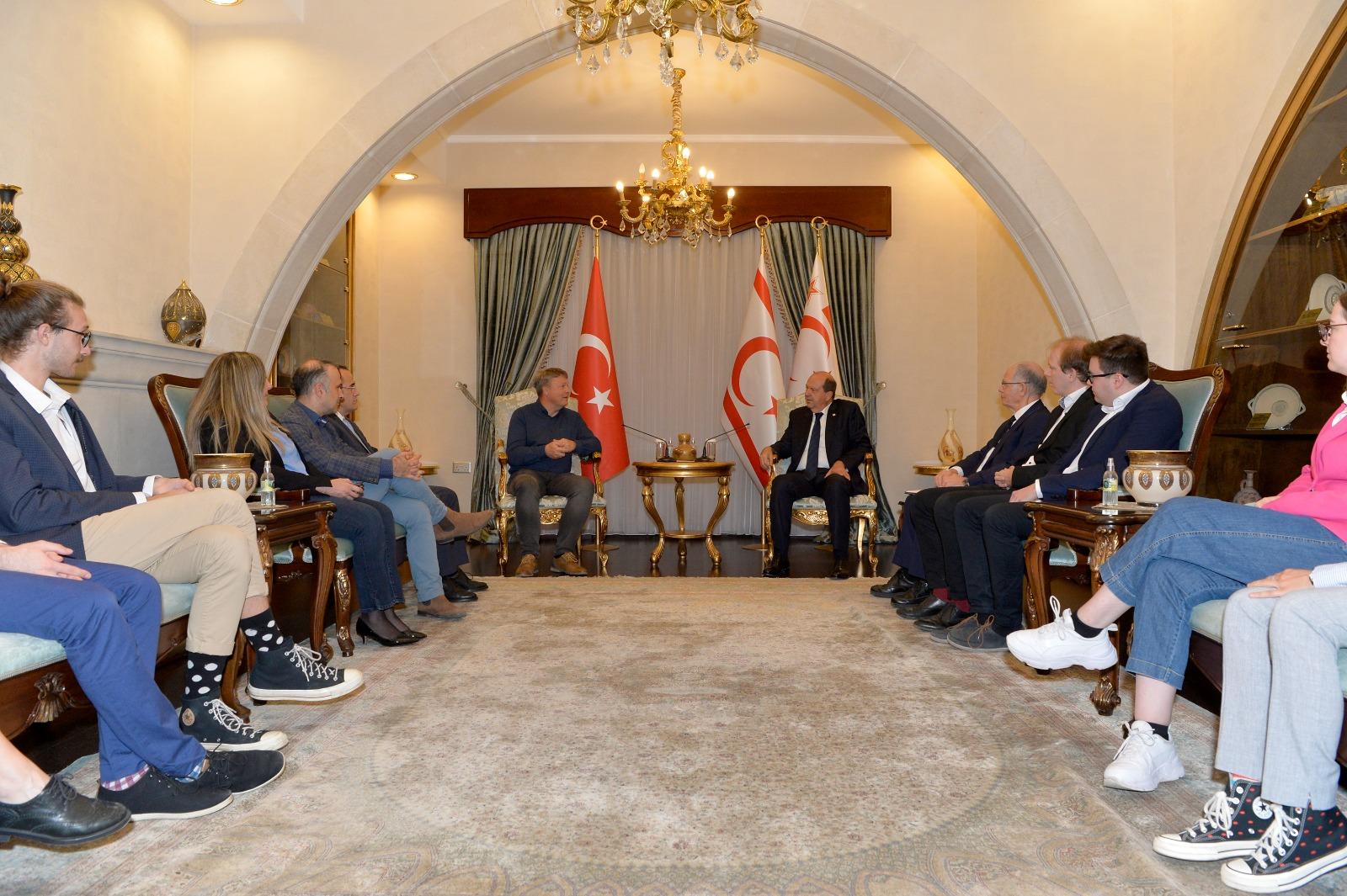 Cumhurbaşkanı Tatar, eğitim gezisi için Estonya’dan gelen akademisyen ve öğrencilerle bir araya geldi
