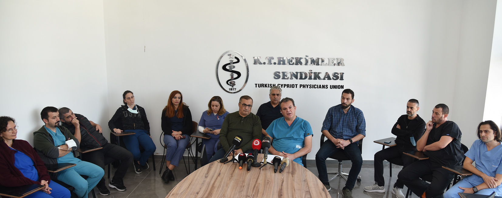 TIP-İŞ ve Ebeler Sendikası basın toplantısı düzenledi