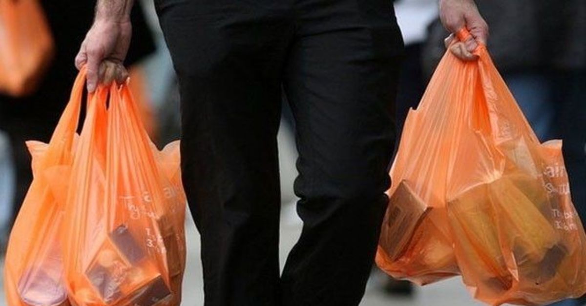Saplı plastik poşet torbaların ücretli veya ücretsiz marketlerde müşteriye verilmesi yasaklanıyor