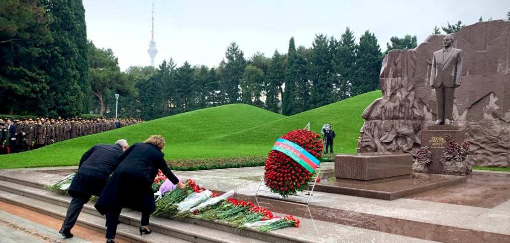 KKTC’nin Bakü Temsilcisi Turganer,  Aliyev’in mezarına çiçek bıraktı