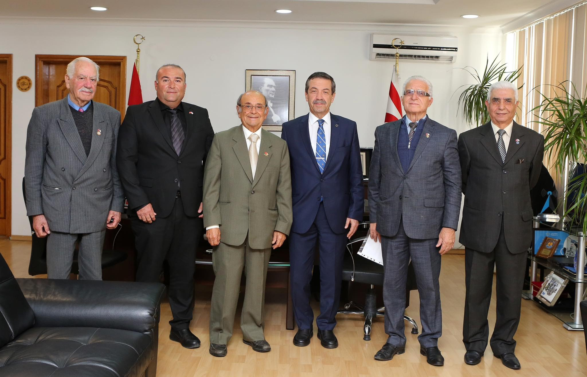 Dışişleri Bakanı Ertuğruloğlu, Topraksız Vatan Olmaz Hareketi üyelerini kabul etti