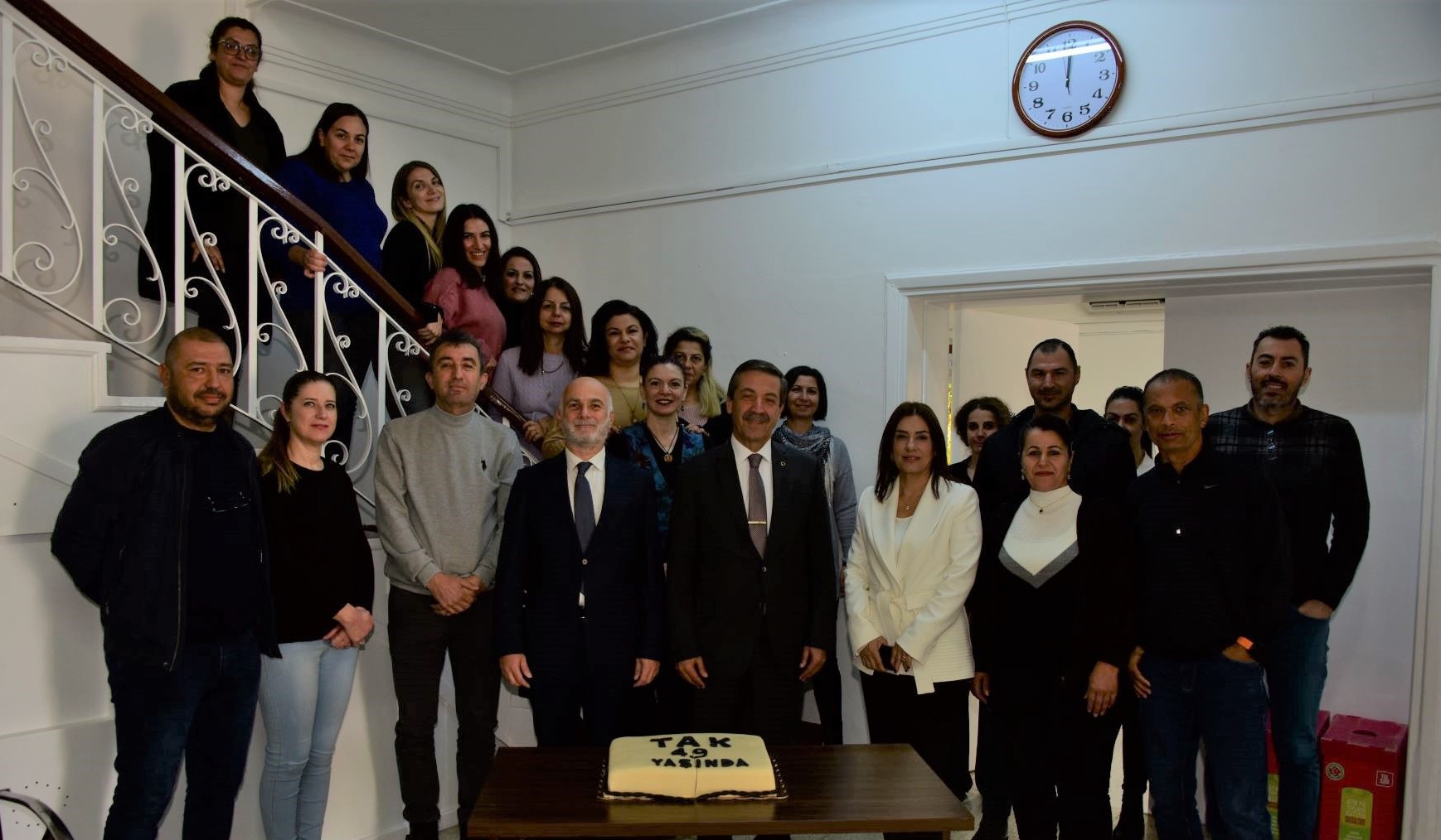 Dışişleri Bakanı Ertuğruloğlu, 49. Kuruluş yıldönümü nedeniyle Türk Ajansı Kıbrıs’ı ziyaret etti, çalışanlarla pasta kesti