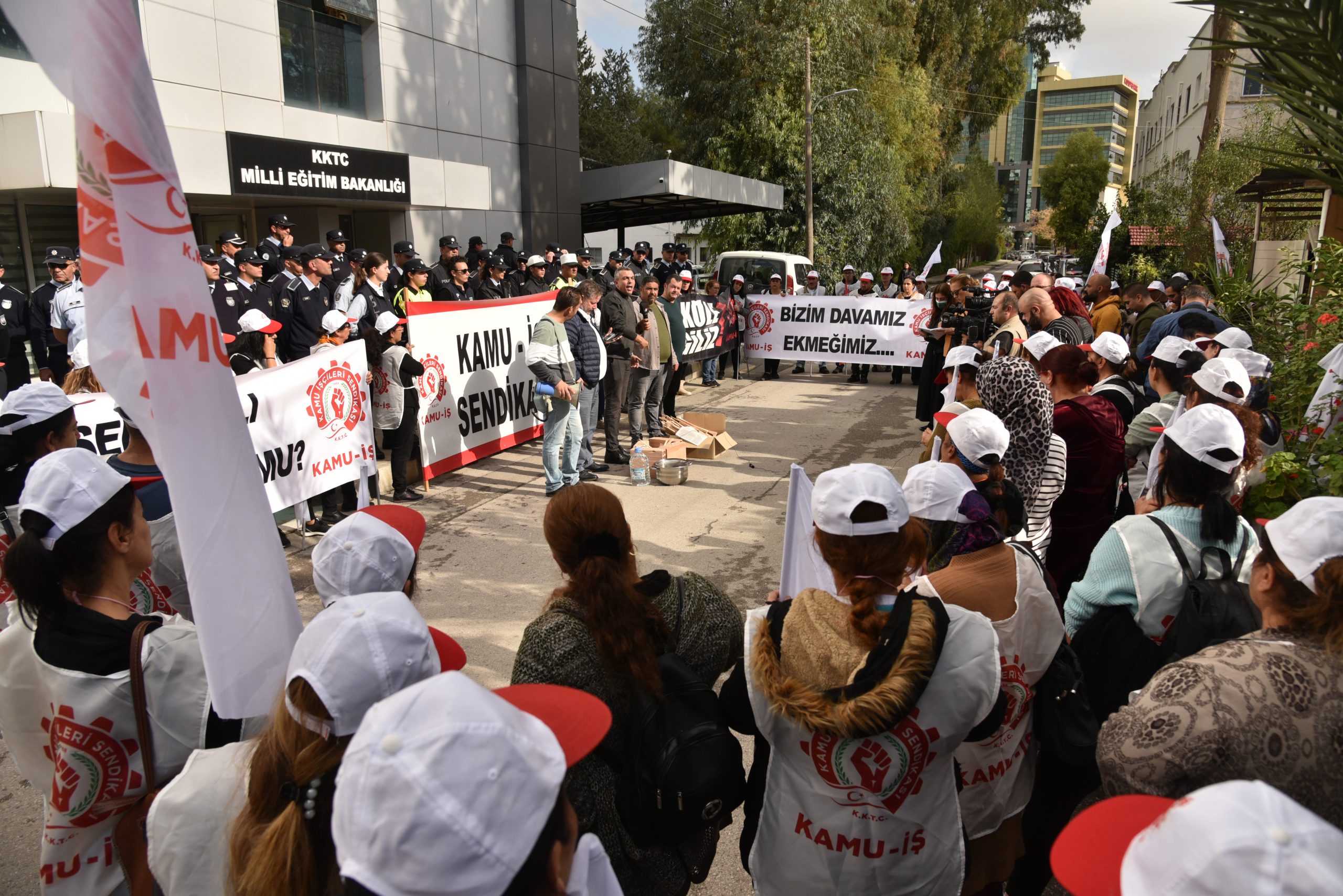 Kamu-İş, hademelerle ilgili Eğitim Bakanlığı önünde eylem yaptı