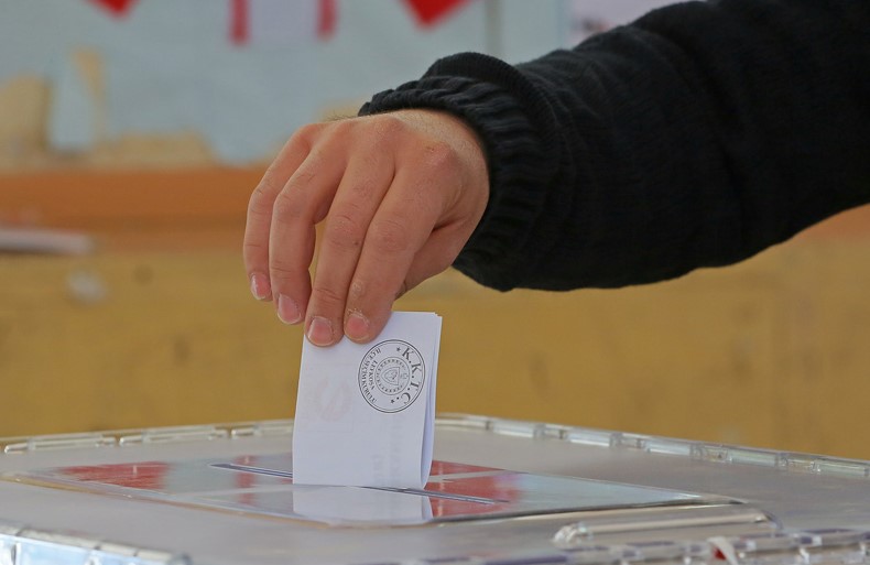 Devlet, hükümet ve Meclis’te temsil edilen siyasi parti yetkililerinin nerede ve saat kaçta oy kullanacağı belli oldu
