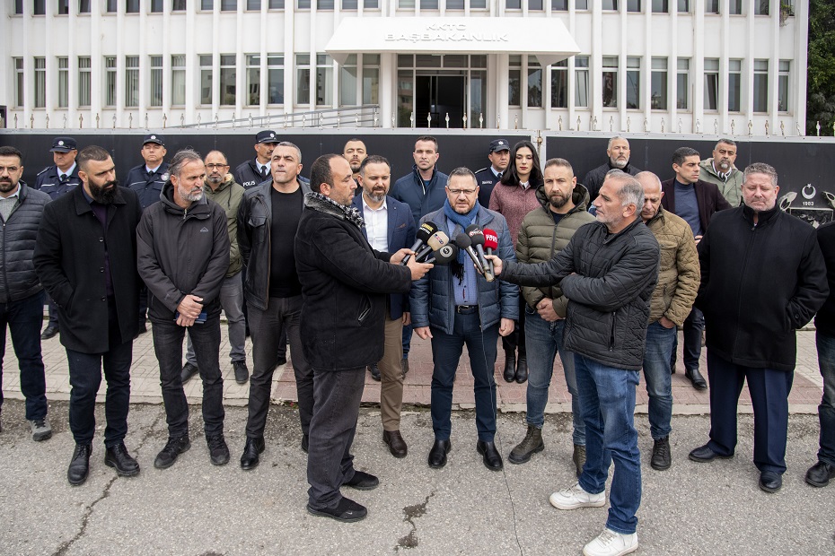 Kamuda örgütlü sendikalar Başbakanlık önünde basın açıklaması yaparak, hükümete çağrıda bulundu