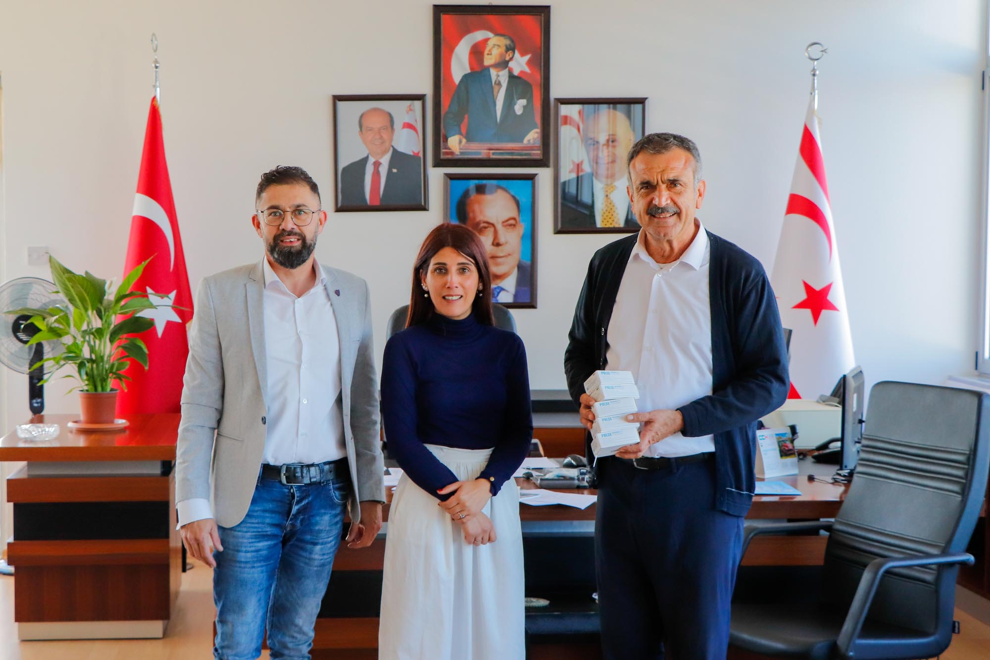 İş insanı Umut Kadı Gazimağusa Belediyesi İkinci Bahar Yaşam Kulübü’ne oksimetre bağışında bulundu