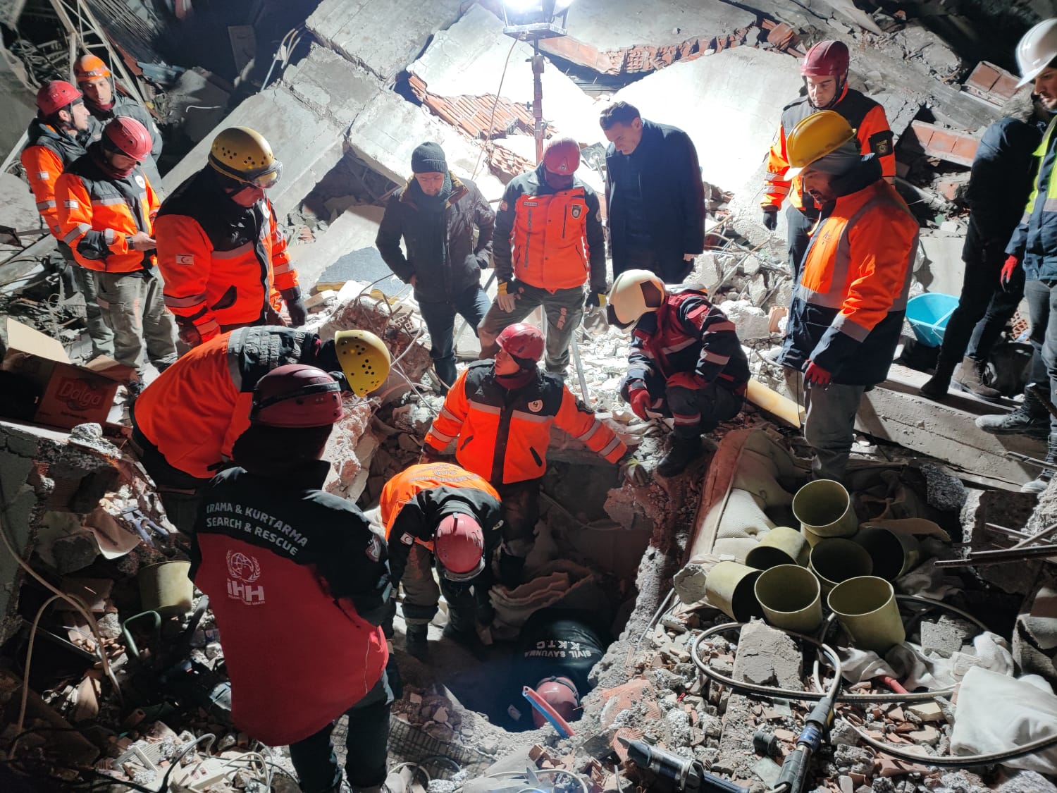 Adıyaman’daki enkazdan bir kişi kurtarılıyor
