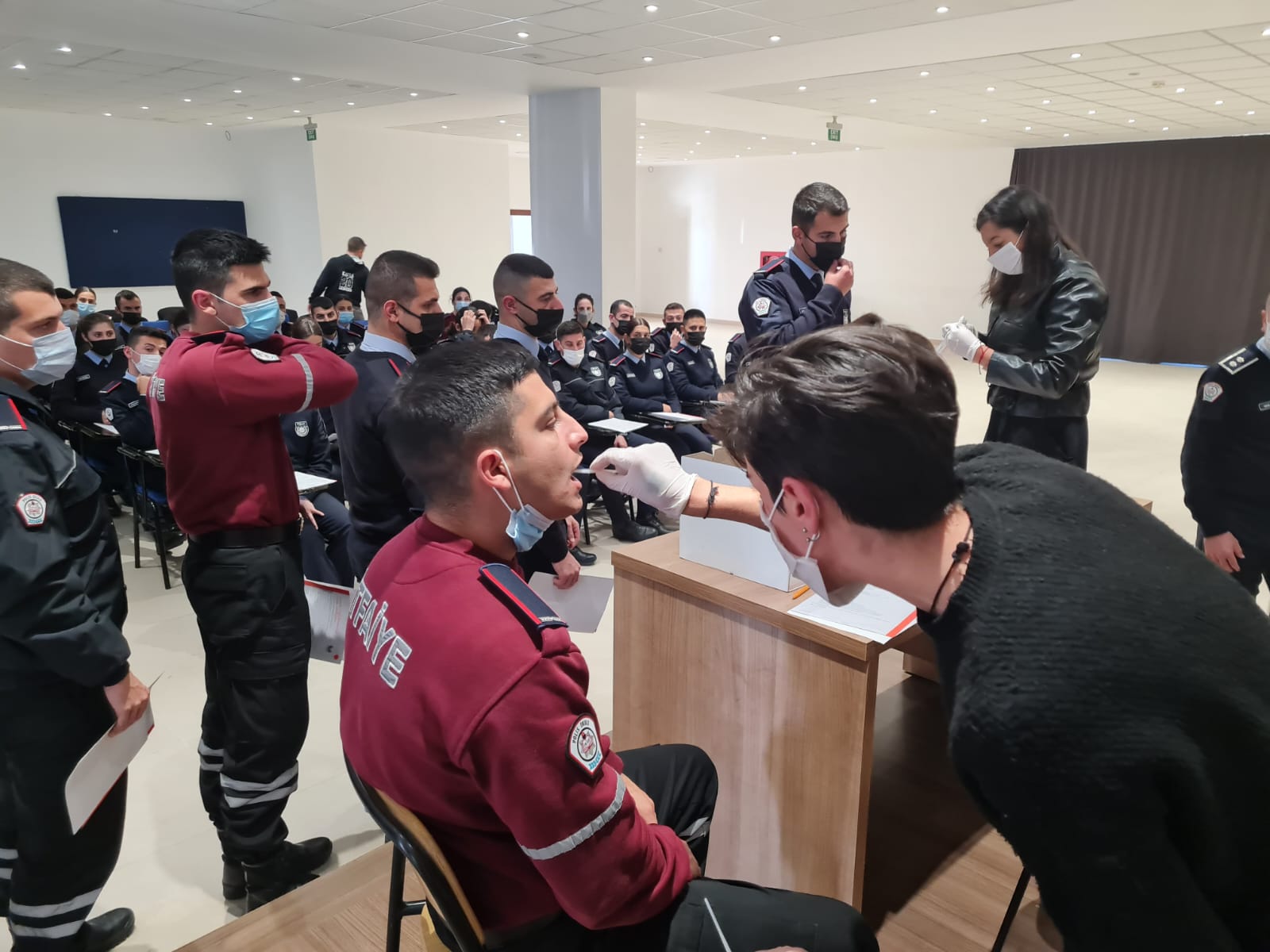 Polis okulunda öğrenim gören öğrenciler, gönüllü donör olabilmek için numune verdiler