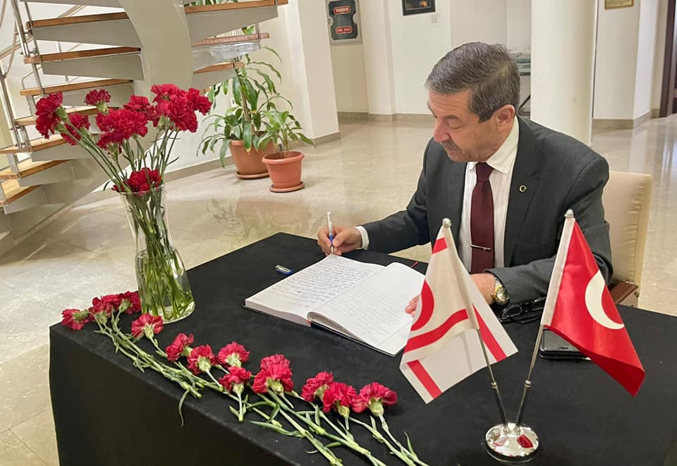 Ertuğruloğlu, Türkiye’nin Lefkoşa Büyükelçiliği’nde deprem için açılan taziye defterini imzaladı