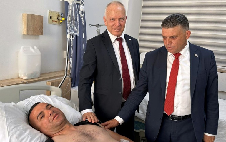 Töre, kazada yaralanan polisi ziyaret etti