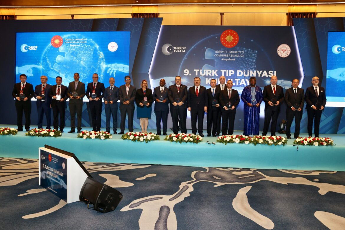 Sağlık Bakanı Dinçyürek, İstanbul’da 9. Tıp Dünyası Kurultayı’na katılarak konuşma yaptı