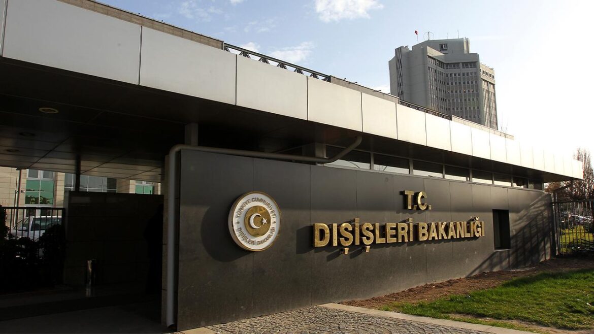 TC Dışişleri Bakanlığı: Türk ve KKTC vatandaşları ile yakınlarından oluşan 100 kişi Mısır’a ulaştı