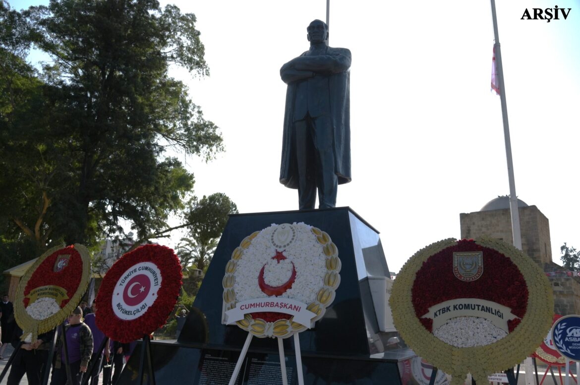 40. yıl kutlamaları nedeniyle Lefkoşa’da Atatürk Anıtı önünde tören düzenlendi