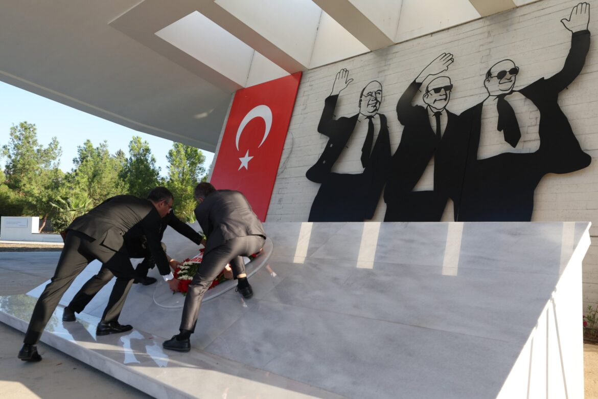 CHP Genel Başkanı Özel, Denktaş ile Küçük’ün kabirlerini ziyaret etti