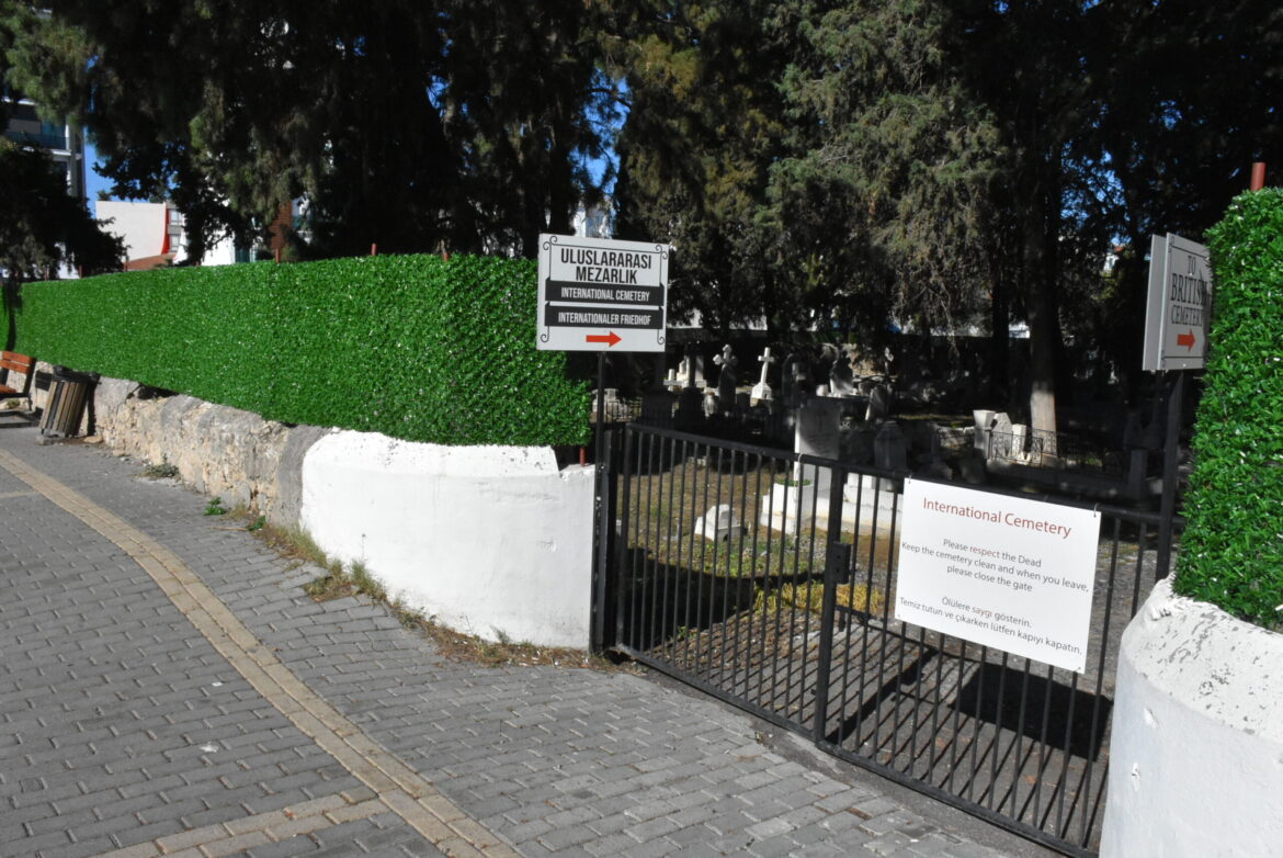 Girne Belediye sınırları içerisindeki mezarlıkların bakım ve temizlik çalışmaları sürüyor