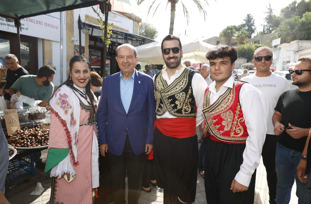 Cumhurbaşkanı Ersin Tatar, Lefke Belediyesi ile Lefke Turizm Derneği’nin iş birliğinde organize edilen Lefke Hurma Festivali’ne katıldı.   Cumhurbaşkanlığından yapılan açıklamaya göre Cumhurbaşkanı Ersin Tatar, etkinlik kapsamında yer alan gösterileri izledi, festivalde kurulan stantları gezdi.  Cumhurbaşkanı Tatar ayrıca festivale gelen vatandaşlarla da sohbet etti.