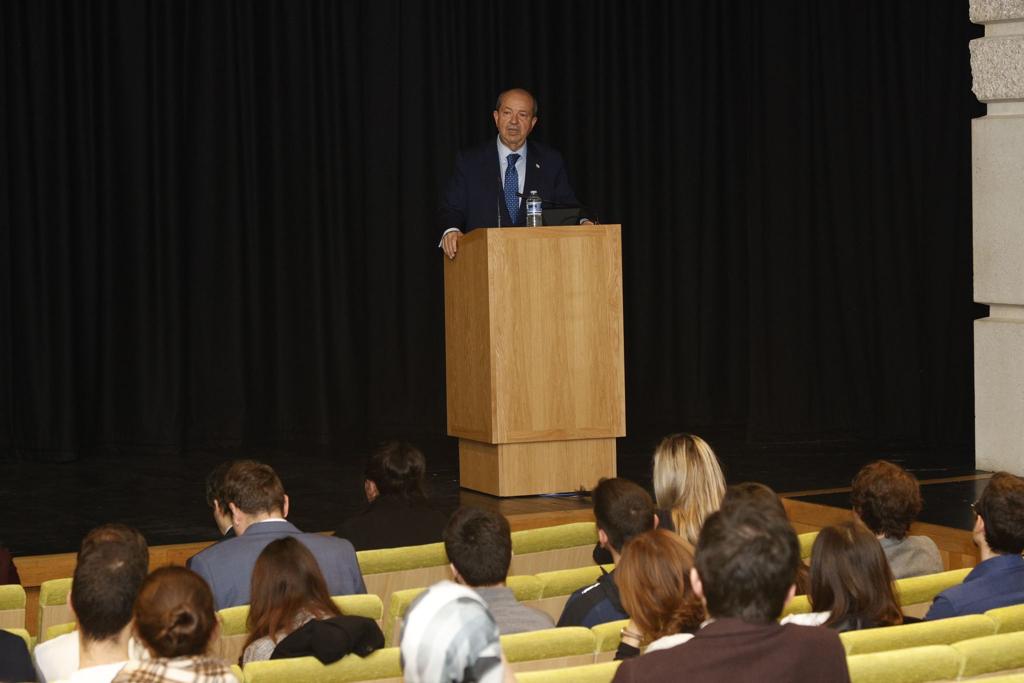 Cumhurbaşkanı Tatar, Oxford Üniversitesi’nde konferans verdi
