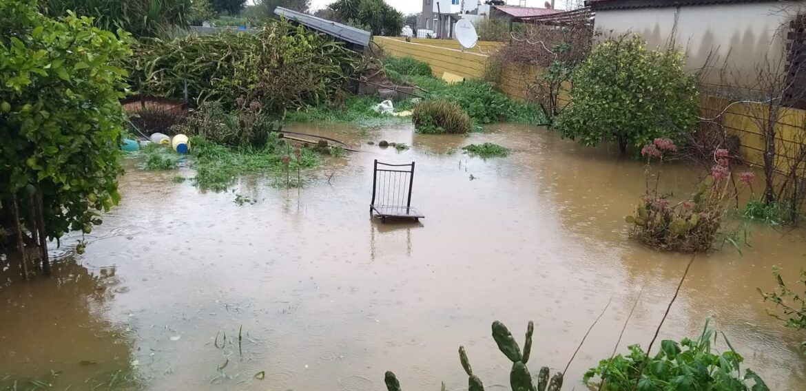 Yağışlı hava Gazimağusa bölgesinde de etkili… Maraş’ta 15 dönüm sera hortumdan zarar gördü… Atlılar köyünde 4 evi su bastı