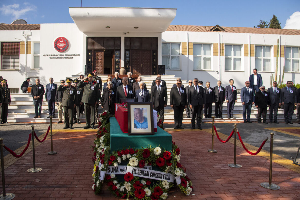 Kurucu Meclis üyesi Halil Paşa için Cumhuriyet Meclisi önünde tören düzenlendi