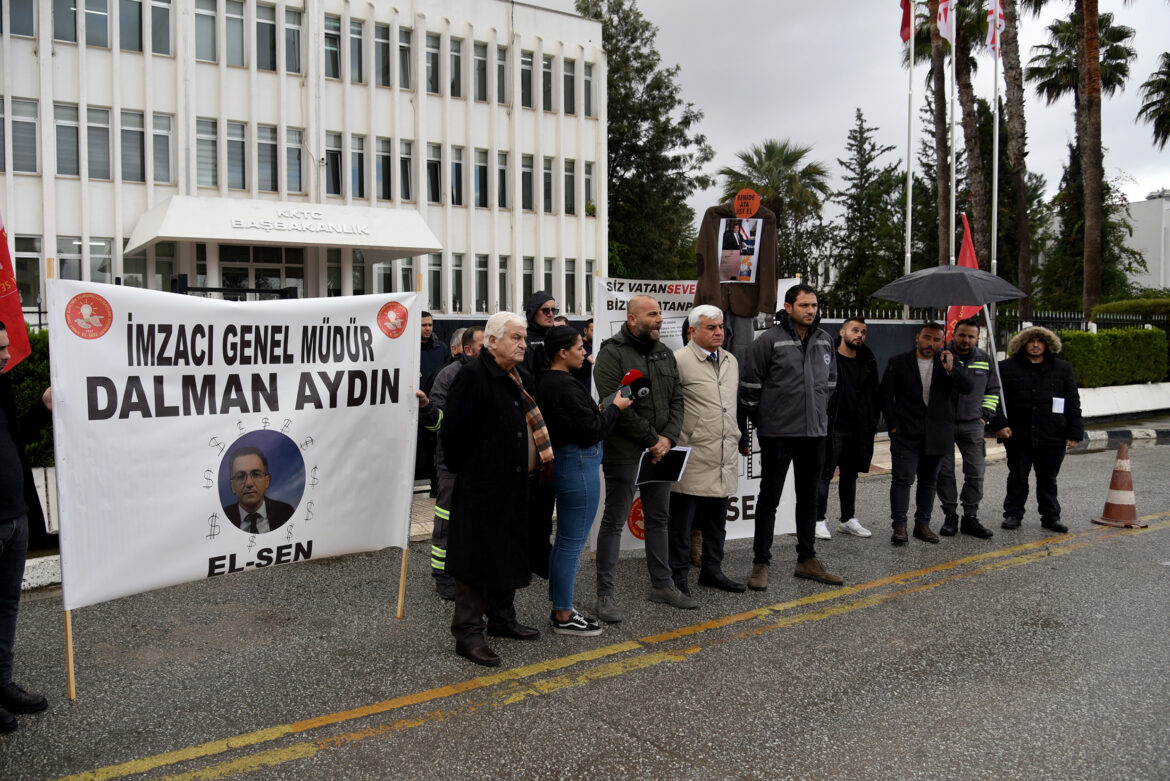 El-Sen, toplu iş sözleşmelerinin ihlal edildiği gerekçesiyle, Başbakanlık önünde toplandı