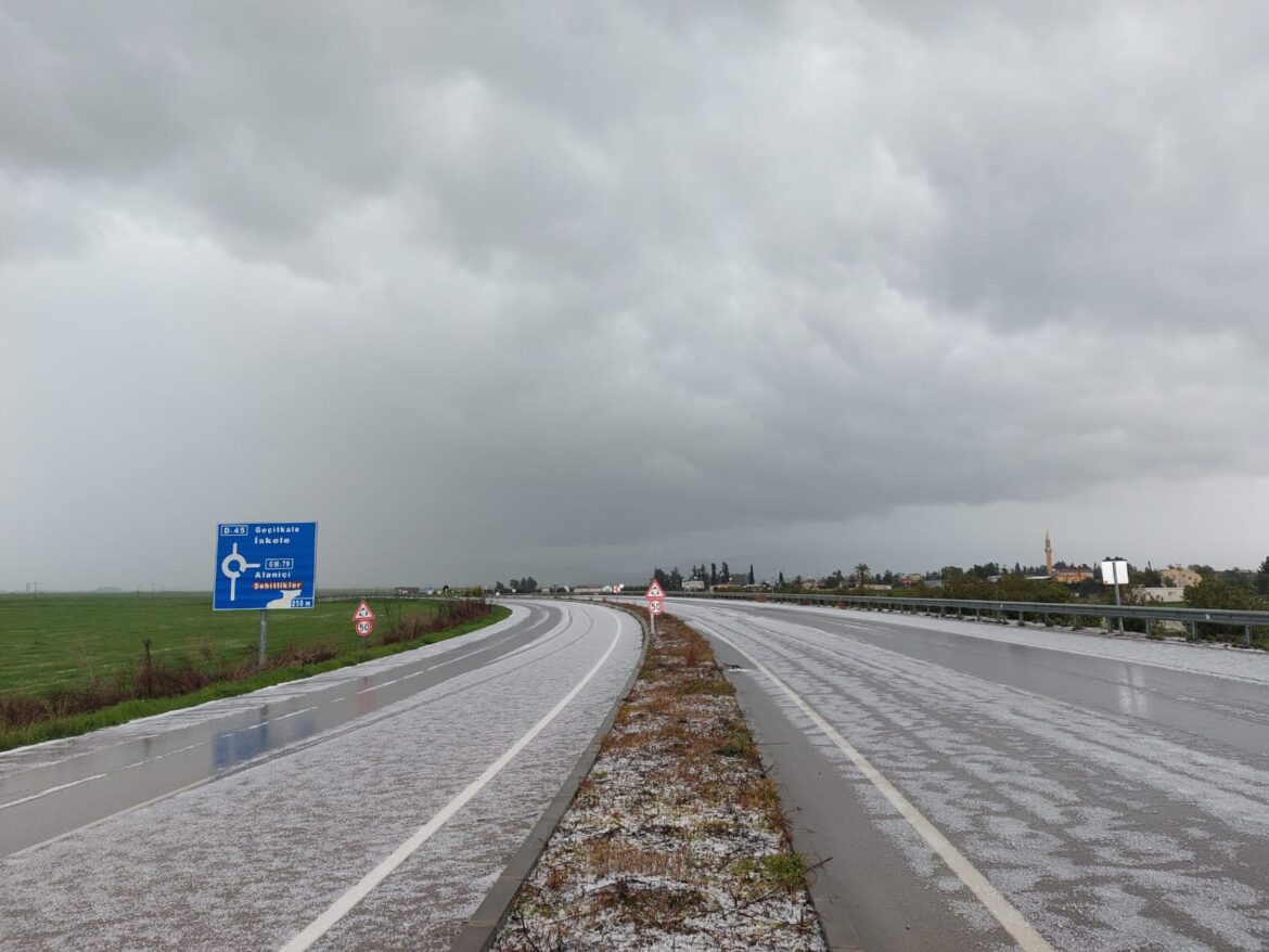 Sibirya soğuklarının hissedildiği ülkede yoğun yağış ve fırtına etkili oluyor..Meteoroloji Dairesi Müdürü Güneş: “Rüzgarın hızının saatte 60-70 kilometreye ulaşması bekleniyor…Sadece etkili yağış değil, fırtına için de tedbirli olunmalı…”