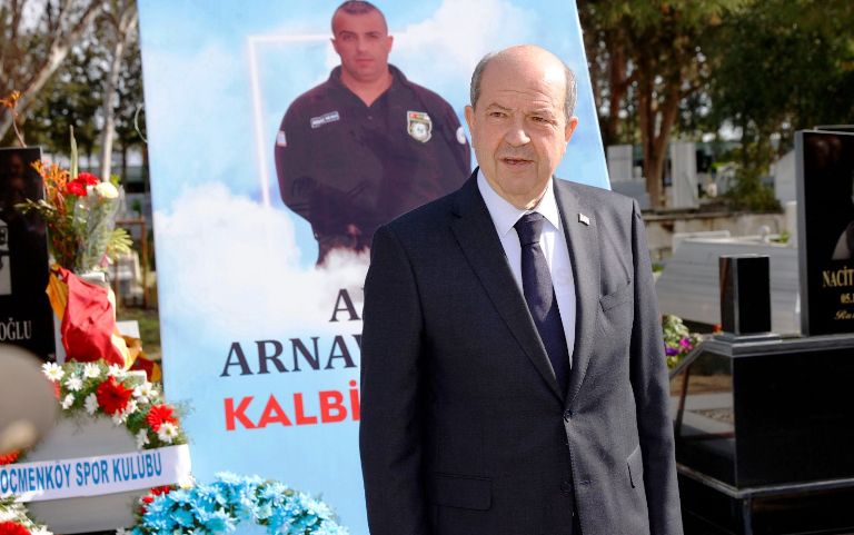 Cumhurbaşkanı  Tatar, 6 Şubat depreminde hayatını kaybeden Amaç Arnavutoğlu’nun anma törenine katıldı: “Amaç futbola ve Göçmenköy’e büyük hizmetler verdi”