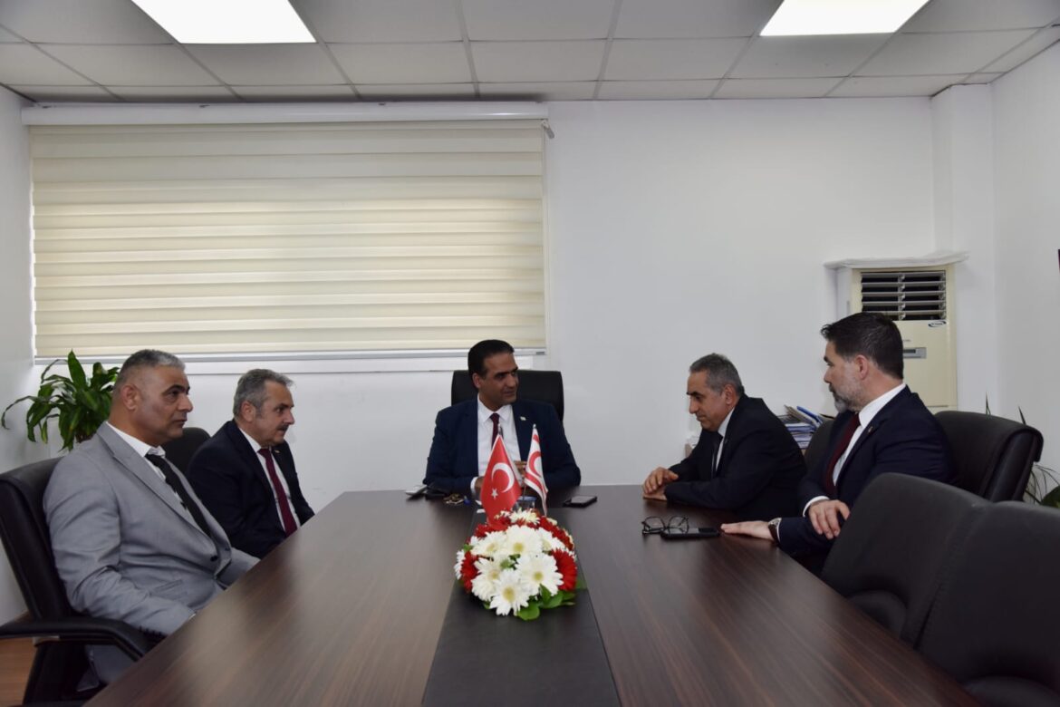 Çalışma Bakanı Gardiyanoğlu, Türkiye Kamu-Sen Genel Başkan Yardımcıları Türkeş Güney ile Ahmet Demirci’yi kabul etti