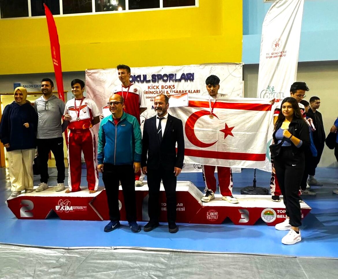 Milli Eğitim Bakanı Çavuşoğlu, Kick Boks Türkiye Şampiyonası’nda ödül alan sporcuları kutladı