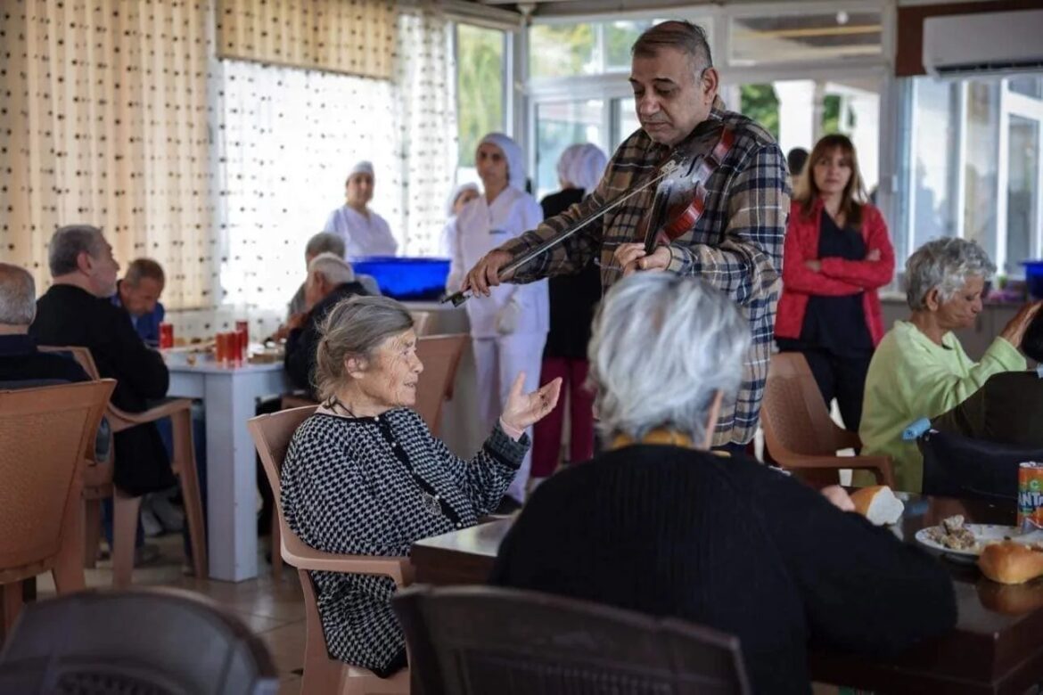 Lapta Huzurevi’ndeki yaşlılara anlamlı etkinlik