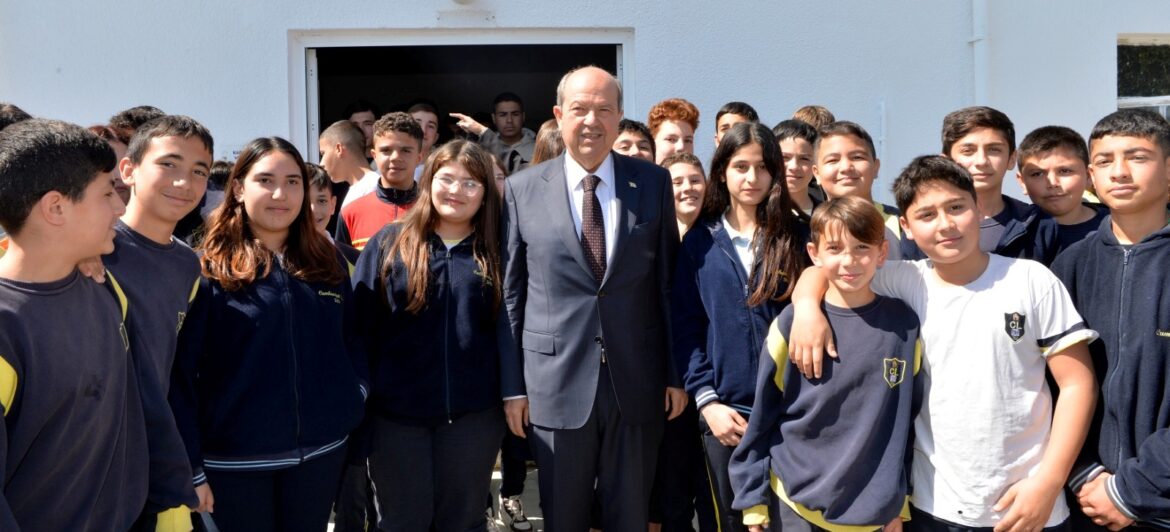 Cumhurbaşkanı Ersin Tatar,  Geçitkale Cumhuriyet Lisesi’nde öğrencilere öğütler vererek, tavsiyelerde bulundu