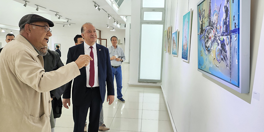 Kıbrıs Türk Tabipleri Birliği tarafından düzenlenen Tıp Haftası etkinlikleri kapsamında gerçekleştirilen “Hekimlerin Sanat Sergisi” açılış törenine katılan Sağlık Bakanı Dr. Hakan Dinçyürek, açıklamalarda bulundu.  Etkinlikte konuşan Bakan Dinçyürek, hekimlerin yaratıcı olması gerektiğine vurgu yaparak, mesleğin doğasının yaratıcılığı gerektirdiğini söyledi. Dinçyürek, “En zor şartlarda, bazen hiç imkanı yokken tedavi protokolünün uygulanmasında ortaya çıkacak eksikliklere rağmen, mevcut şartlar içinde yaratıcı ruhunu ortaya koyarak hastalara mevcut imkanlarla tedavi etmeyi başarmak, başlı başına bir sanattır. Böyle bir mesleğin bir parçası olmaktan kendi adıma onur ve gurur duyuyorum” dedi.  Sağlık sisteminin önemine de değinen Dinçyürek, sağlık sistemini daha iyiye götürmenin ve  elbirliği ile imkanları daha yukarıya taşımanın önemini vurguladı. Kıbrıs Türk Tabipleri Birliği Başkanı Ahmet Özant ise Bakan Dinçyürek’in sergiye katılımından dolayı büyük memnuiyet duyduklarını, doktorların sanatın her dalında başarılı olduklarını bilmenin kendilerine ayrı bir gurur yaşattığını kaydetti.