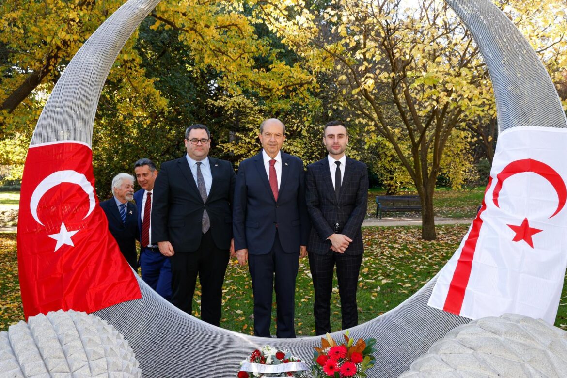 Cumhurbaşkanı Tatar Melbourne’da, Shrine of Remembrance Anıtı’na çelenk sundu, Avustralya Türk Dostluk Anıtı’nı ziyaret etti