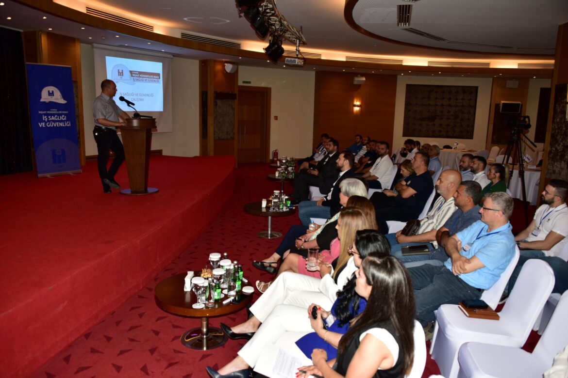 İnşaat Mühendisleri Odası’nın düzenlediği “İş Sağlığı ve Güvenliği Çalıştayı” yapılıyor