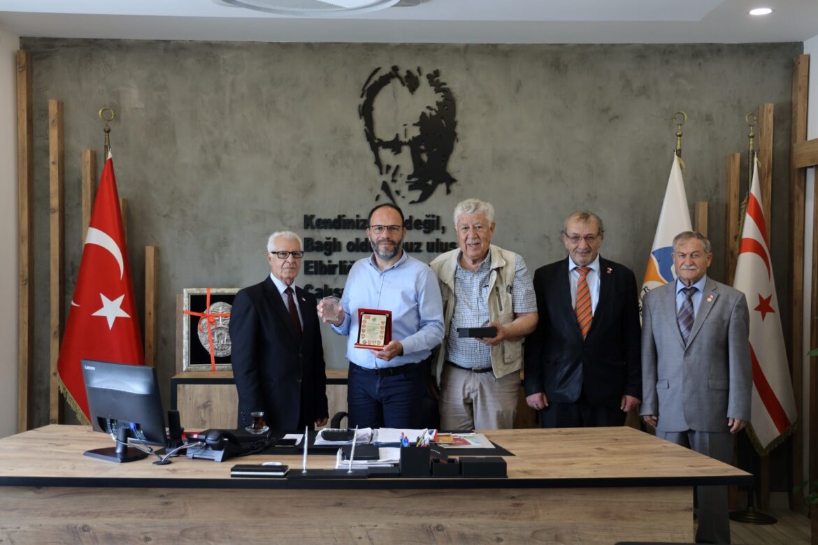 TMT Mücahitler Derneği’nden Sadıkoğlu’na ‘Kayıp Otobüs Anıtı’ plaketi