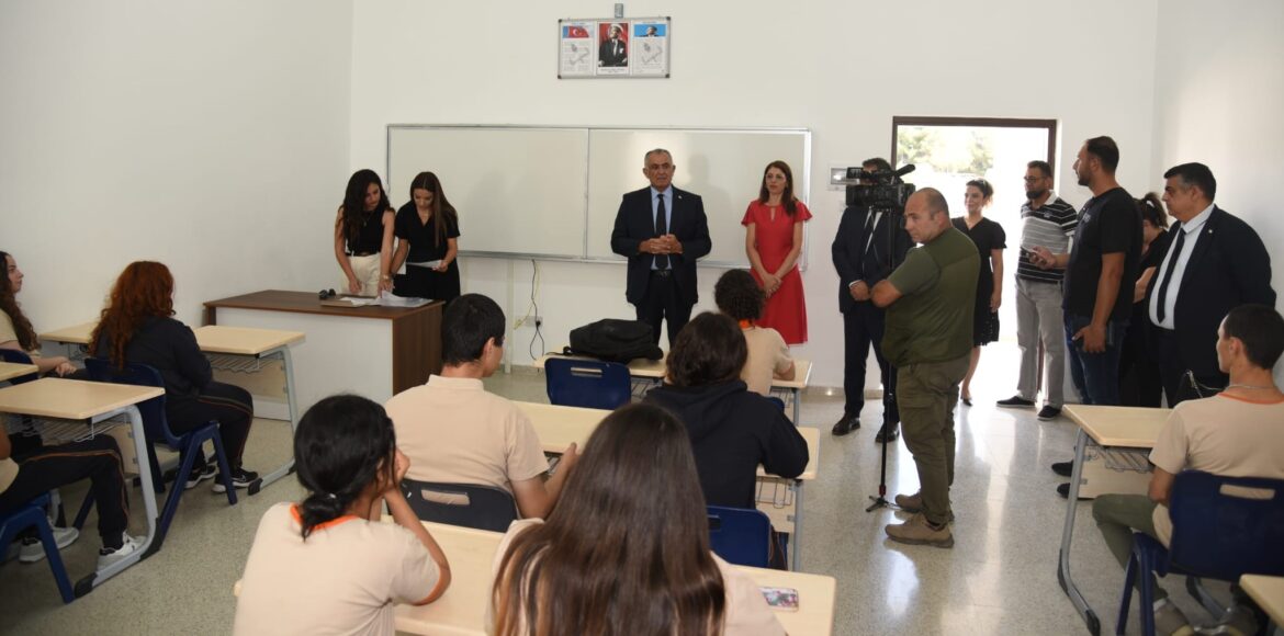 Orta dereceli okullarda karneler dağıtıldı… Çavuşoğlu, Esin Leman Lisesi’ni ziyaret ederek öğrencilere karnelerini takdim etti