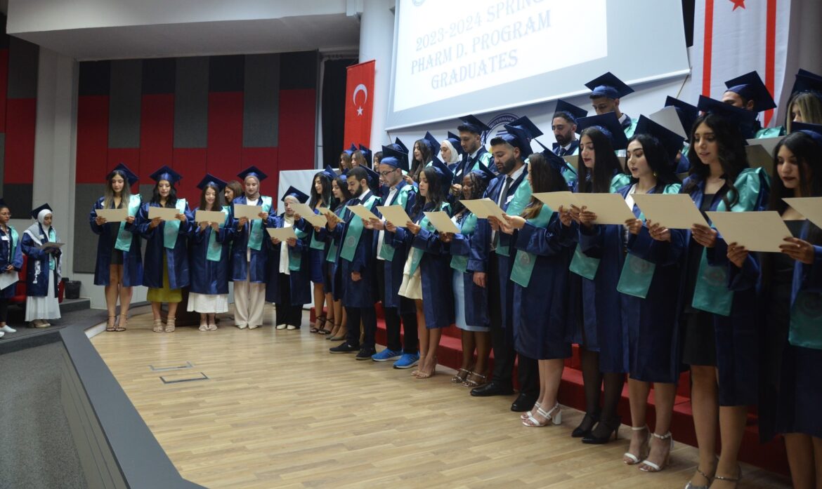 DAÜ Eczacılık Fakültesi’nden 70 üzeri mezun meslek yeminini yaptı