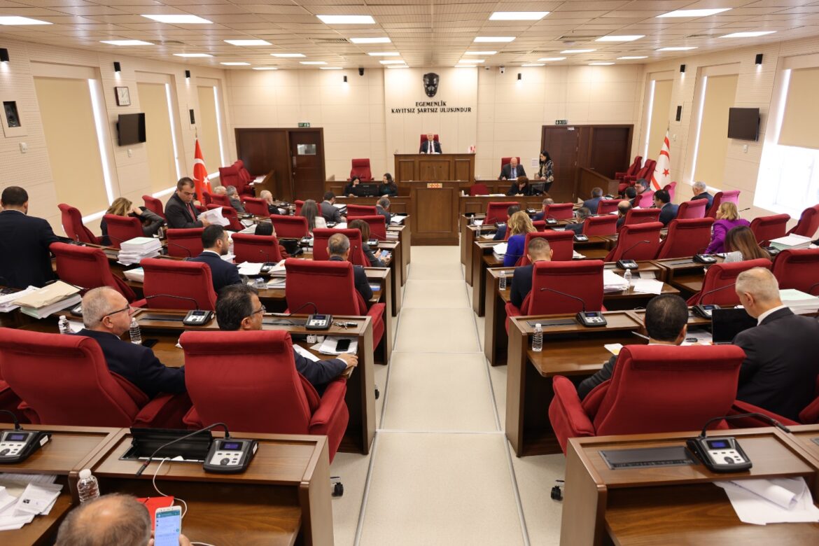 İçişleri Bakanı Oğuz, kelepçeyle mahkemeye götürülen tutuklulardan hükümet adına özür diledi