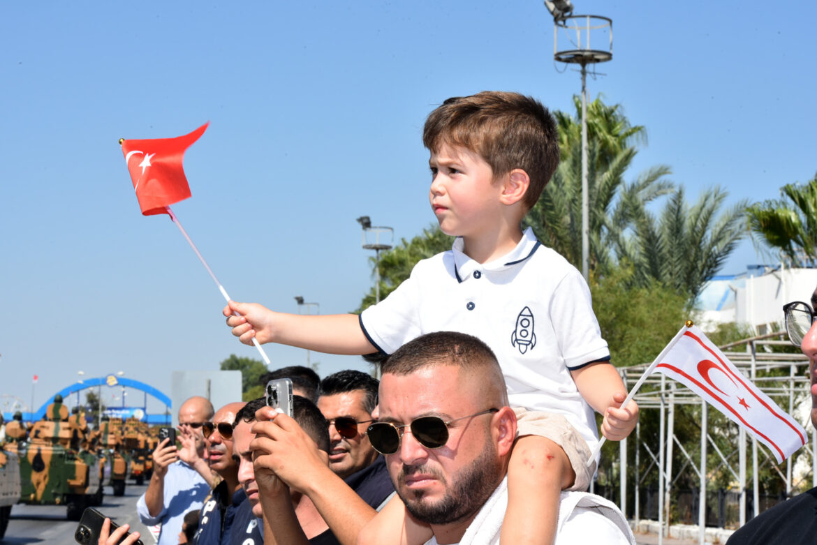 Lefkoşa Dr. Fazıl Küçük Bulvarı’nda 30 Ağustos Zafer Bayramı resmigeçit töreni