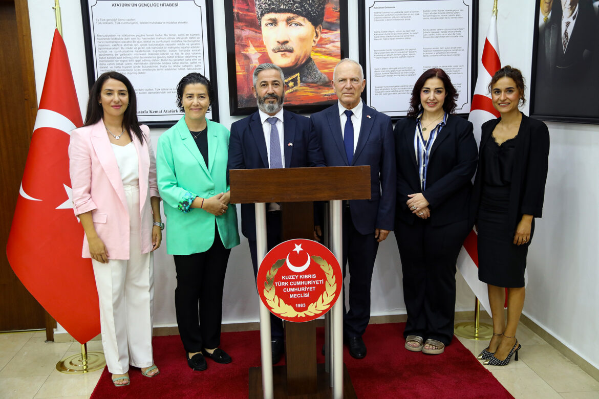 Cumhurbaşkanı Vekili, Cumhuriyet Meclisi Başkanı Zorlu Töre, SOS Çocuk Köyü Derneği Yönetim Kurulu Başkanı Buğra Akter ve beraberindeki heyeti kabul etti.  Meclis’ten verilen bilgiye göre, Meclis Şeref Salonu’nda yer alan kabulde konuşan Töre, çocuklarla ilgili her türlü yeni yasal düzenlenmenin yapılması için sivil toplum örgütleriyle birlikte tüm katkıyı koyacaklarını belirtti.  Töre, hukuk devleti içerisinde verilen hakların yasal çerçevede uygulanması gerektiğini kaydetti.  Gazze’de 18 binden fazla çocuğun hayatını kaybettiğini anımsatan Töre, bunun çok zor izah edilebilecek bir durum olduğunu, Birleşmiş Milletlerin de aciz kaldığını ifade etti.  Töre, geçen hafta içerisinde SOS Çocuk Köyü’nü ziyaret ettiğini ve yapılan güzel işleri yerinde gördüğünü, fevkalade bir okul bulduklarını kaydetti.  SOS Çocuk Köyü çalışanlarına gıpta ile baktıklarını belirten Töre, her zaman beklediklerini kaydetti.  SOS Çocuk Köyü Derneği Yönetim Kurulu Başkanı Avukat Buğra Akter de, çocuklarla ilgili Sosyal Hizmetler Yasası ve diğer yasal mevzuatların güncellenmesiyle ilgili destek istedi.  Konuşmaların ardından karşılıklı hediye takdimi yapıldı.