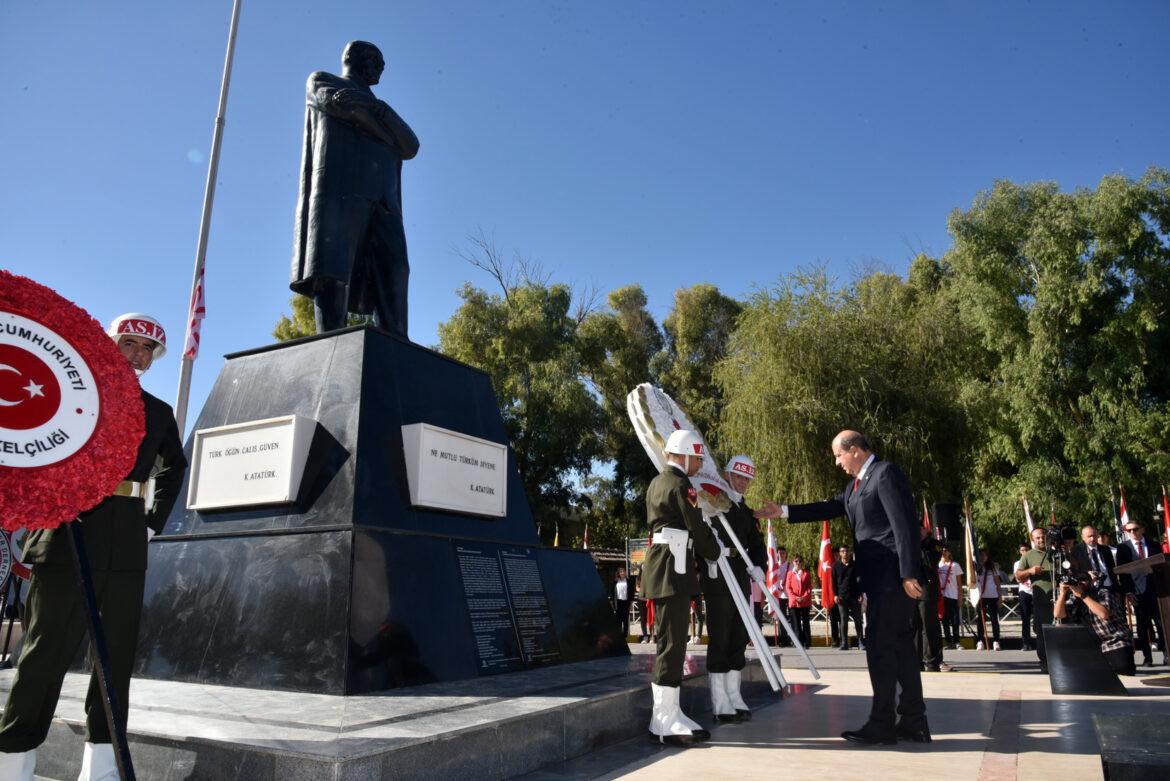 29 Ekim Cumhuriyet Bayramı nedeniyle, Lefkoşa’da, Atatürk Anıtı önünde törenle düzenlendi