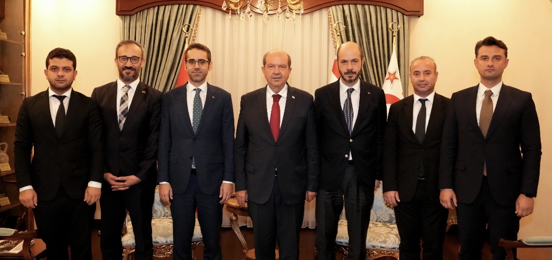 Cumhurbaşkanı Ersin Tatar   Toplu Konut İdaresi (TOKİ) Başkanı Mustafa Levent Sungur’u kabul etti  Cumhurbaşkanı Ersin Tatar TOKİ Başkanı Mustafa Levent Sungur ve beraberindeki heyeti kabul ederek görüştü.  Kabulde yaptığı konuşmada, Cumhurbaşkanı Ersin Tatar, TOKİ’nin önemli bir kurum olduğunu belirterek,  ziyaretten duyduğu memnuniyeti ifade etti.  Deprem bölgesi ziyaretleri esnasında, sağlam binalara rastlandığını belirten Cumhurbaşkanı Tatar, bu binaların  birçoğunun TOKİ’ye ait olduğunu ifade etti. Cumhurbaşkanı Tatar, TOKİ’nin altyapı ve ekibi ile kaliteli çalışmalara imza atan  önemli bir kurum olduğunu  belirterek, yapısal dönüşümü en iyi şekilde gerçekleştiren kurumlardan biri olduğunu vurguladı.   Türkiye Cumhuriyetinde önemli çalışmalar yapan TOKİ’nin, Kuzey Kıbrıs Türk Cumhuriyetinde de Kıbrıs halkına hizmet sunmasının son derece önemli olduğunun altını çizdi.  TOKİ’nin, Kuzey Kıbrıs Türk Cumhuriyeti’nin imar ve yapılanmasına katkı koymasının önemli bir değer olduğunun altını çizen Cumhurbaşkanı Tatar, TOKİ başkanı ve yetkililerine çalışmalarında başarılar diledi.   TOKİ’nin katkı ve yardımlarının Kıbrıs Türk halkını daha da güçlendireceğini vurgulayan Cumhurbaşkanı Tatar, bu kurumun çalışmalarının çok kıymetli olduğunu belirtti.   Anavatan Türkiye ile olan bağların çok güçlü olduğunu ifade eden Cumhurbaşkanı Tatar, Doğu Akdeniz’de  bağımsız bir devlet olan Kuzey Kıbrıs Türk Cumhuriyeti’nin yapısını güçlendirmek, halkına daha iyi hizmet sunmak adına TOKİ’nin sunacağı hizmet ve katkıların çok önemli gelişmelerin ilk adımı olacağını sözlerine ekledi.