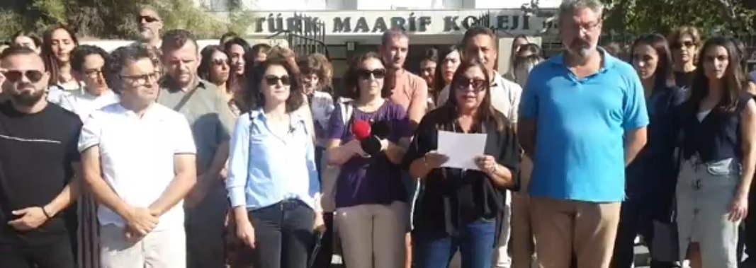 KTOEÖS yönetimi ve TMK velileri okuldaki öğretmen eksikliği ve yaşanan ders kayıtlarına dikkat amacıyla okul önünde eylem gerçekleştirdi