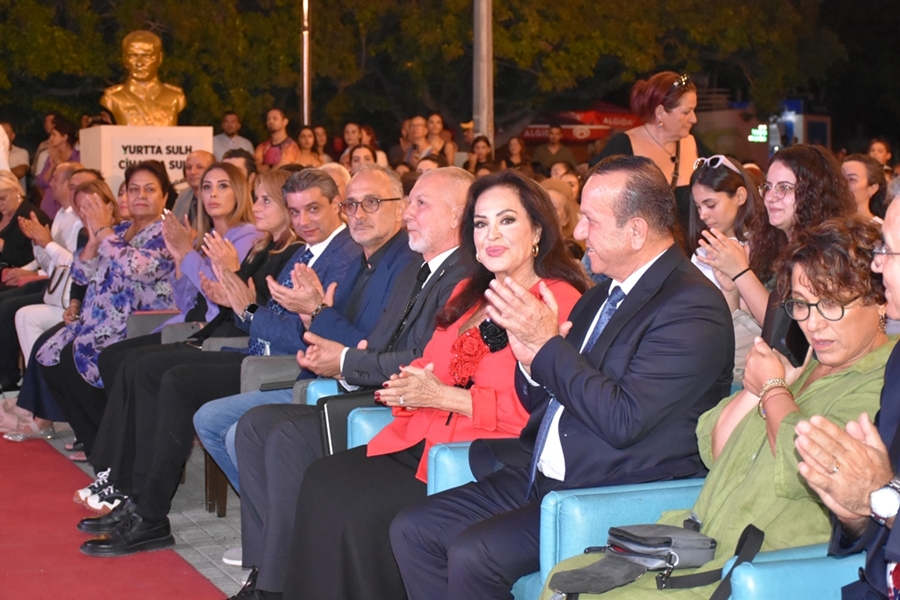 “Selvi Boylum Al Yazmalım” Türkan Şoray’ın katılımıyla Girne’de izlendi