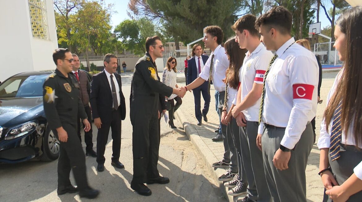 Ertuğruloğlu ve SOLOTÜRK ekibi Türk Maarif Koleji’nde öğrencilerle biraraya geldi