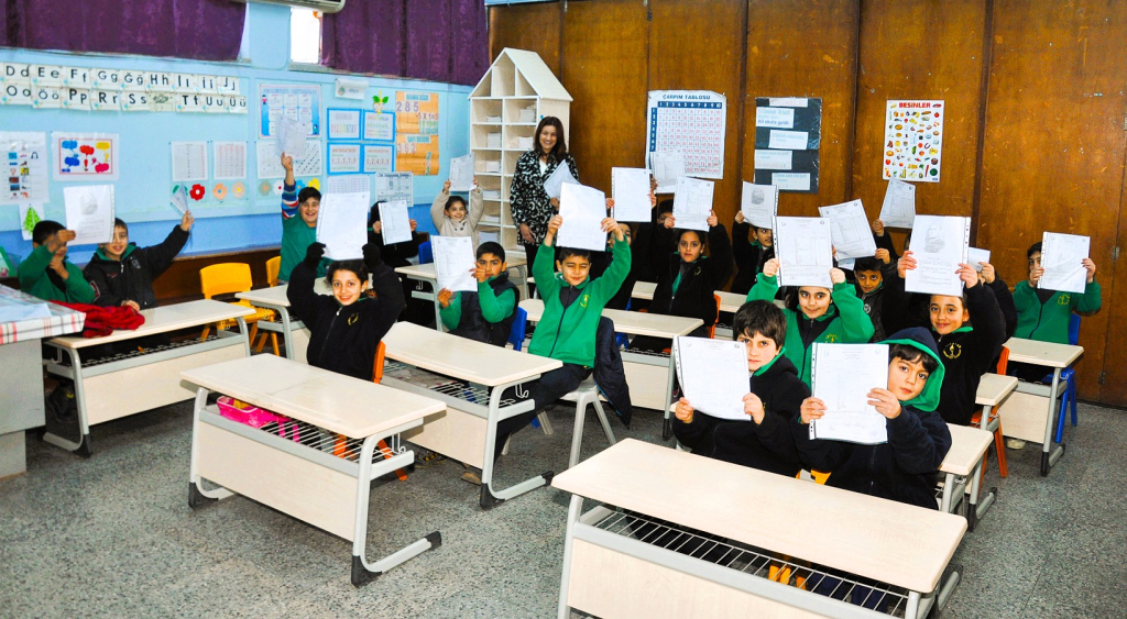 Şubat tatili başladı..İlk ve orta dereceli okullarda  karneler verildi