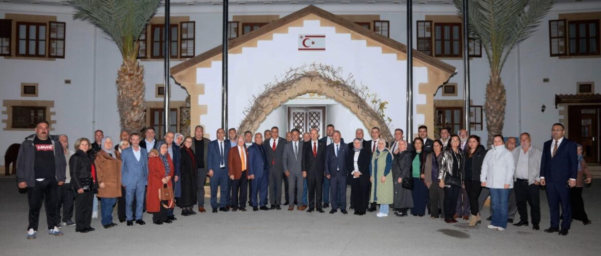 Cumhurbaşkanı Tatar Gazimağusa Muhtarlar Birliği Başkanı, Salihli Muhtarlar Birliği Başkanı ve yönetim kurulunu kabul etti.