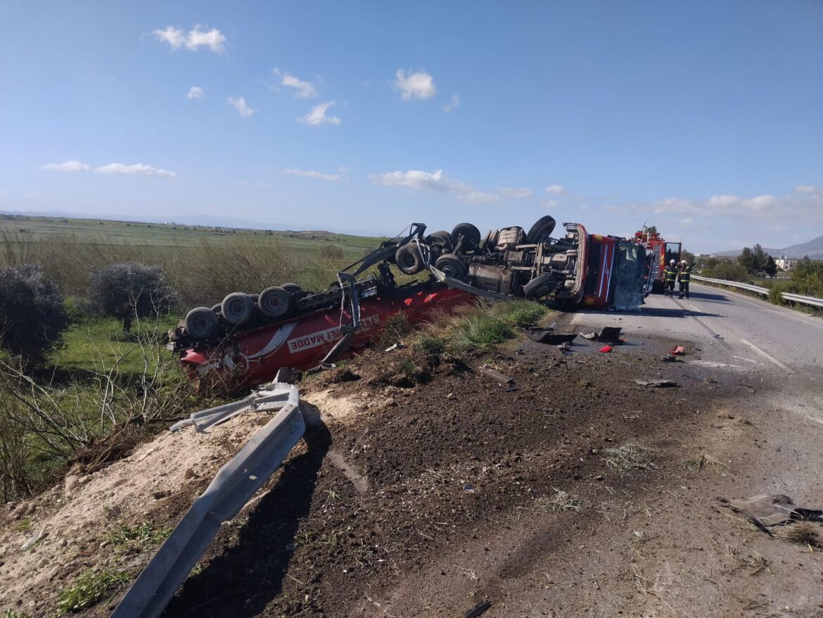 Petrol tankeri devrildi, yol trafiğe kapatıldı!