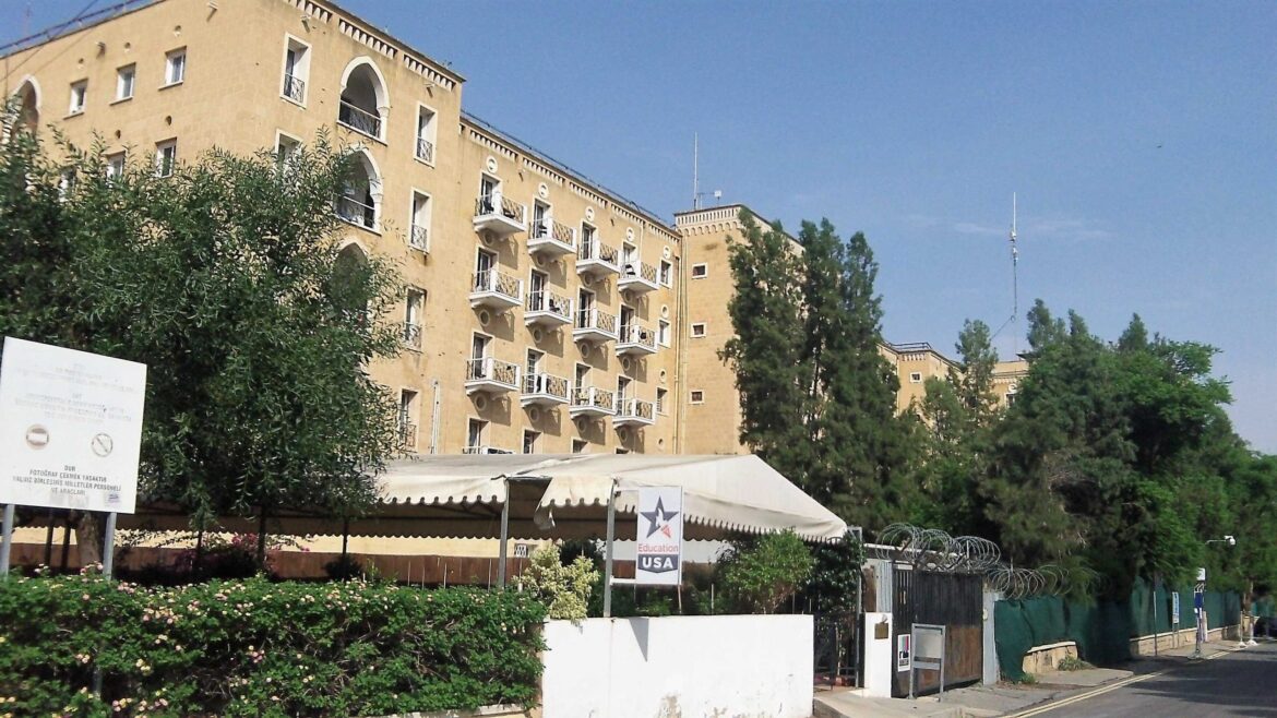Bazı Kıbrıslı Türk ve Rum siyasi parti temsilcileri Ledra Palace’da buluştu