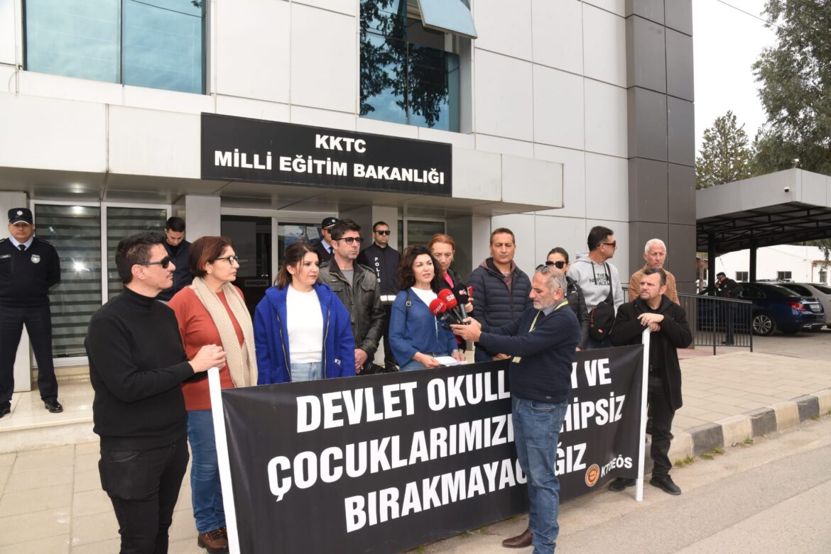 KTOEÖS Milli Eğitim Bakanlığı’na siyah çelenk bıraktı