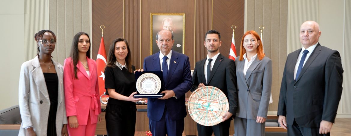 Cumhurbaşkanı Tatar YDÜ Matematik Kulübü Başkanı ve üyelerini kabul etti